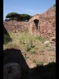 00847 ostia - regio ii - insula iv - terme di nettuno (ii,iv,2) - raum 6 - bli in raum 7 (tepidarium) - ri westen - re - tuer zu raum 8 06-2022.jpg